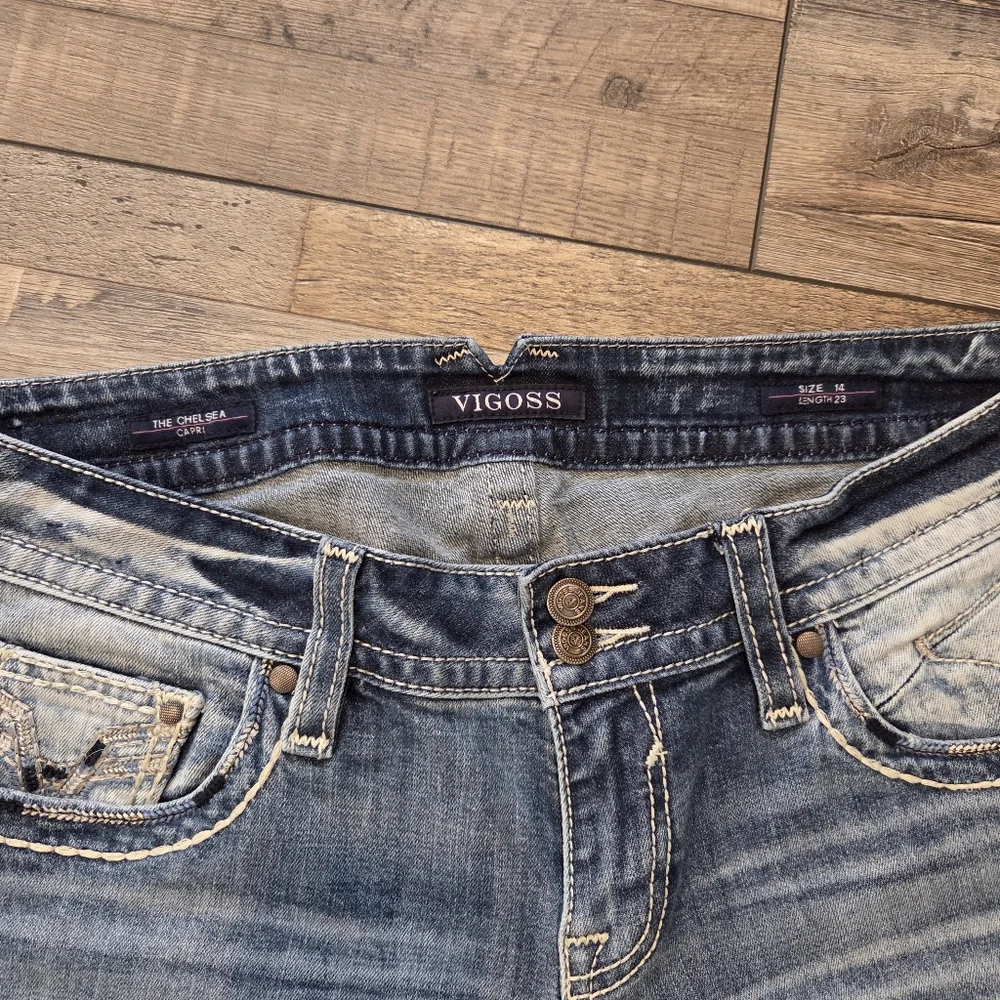 Vigoss women's distressed capri, Chelsea style, Light Wash, Size 14/23 - Picture 3 of 6